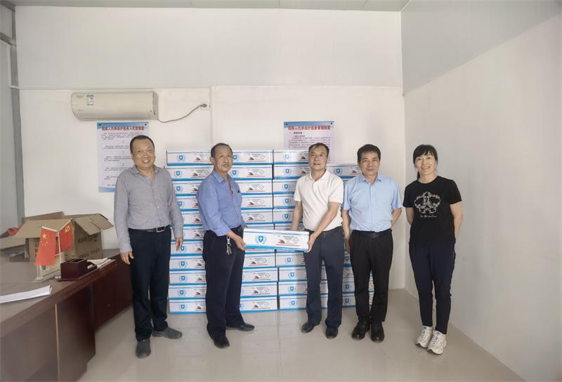 8005.向村委會(huì)贈(zèng)送農(nóng)資藥品.jpg