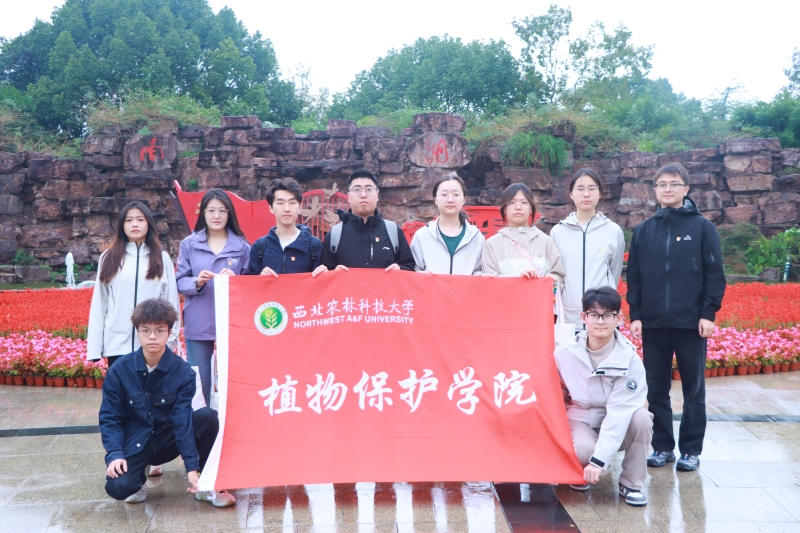 圖1.師生參觀南湖湖心島及中共 “一大” 紀念紅船.jpg